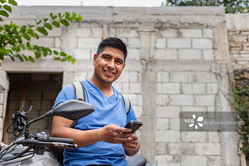 建筑工人在建筑工地休息时使用智能手机图片素材