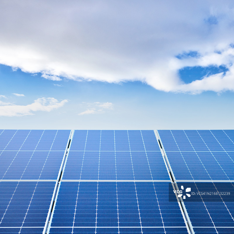 太阳能电池板反射的蓝天图片素材