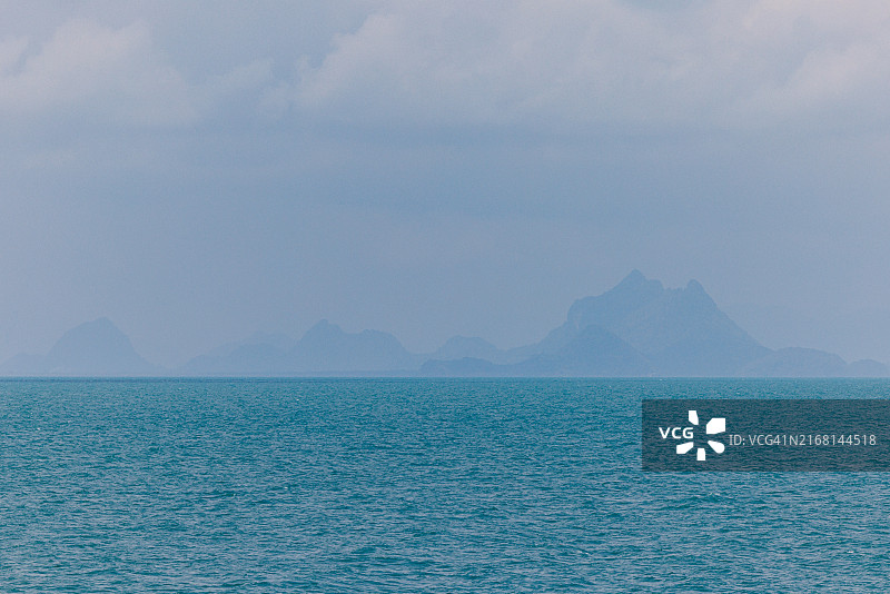 泰国湾，苏梅岛与素叻他尼府间的碧绿海水图片素材