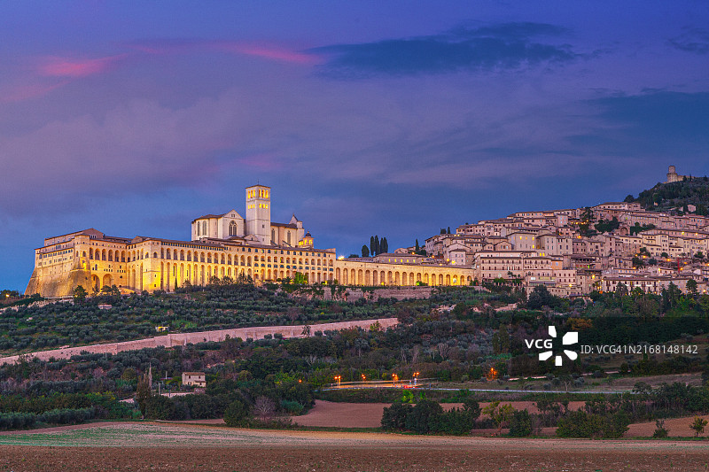 夜幕下的阿西西圣方济各圣殿：翁布里亚的壮丽地标图片素材