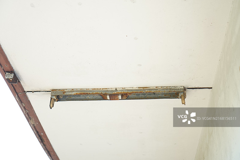 损坏的荧光灯图片素材