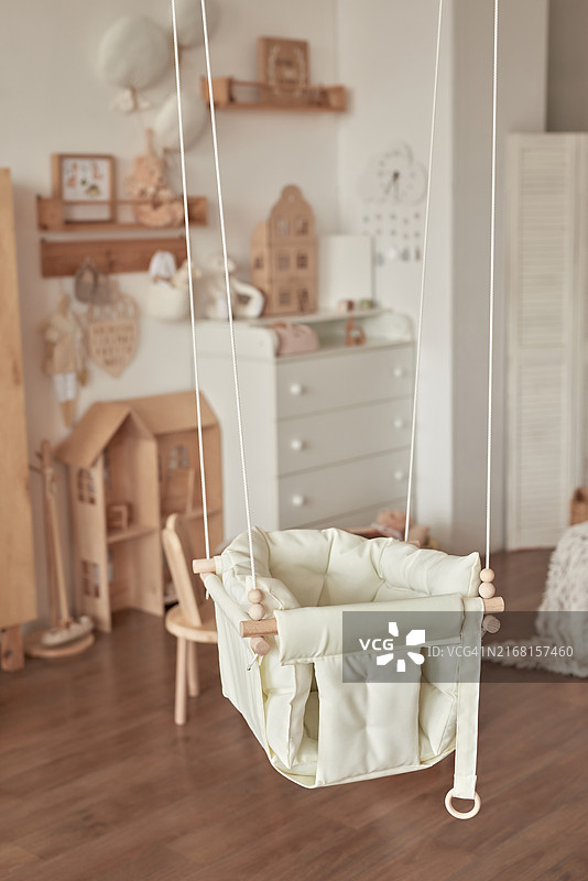 儿童房：带床和抽屉柜的卧室，儿童配件游戏室图片素材