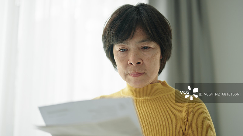 中年妇女查看账单图片素材