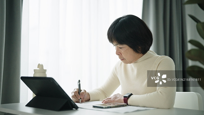 中年妇女计算家庭财务账单图片素材