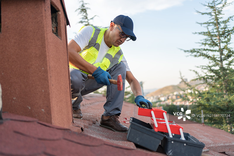房屋屋顶旧烟囱维修图片素材