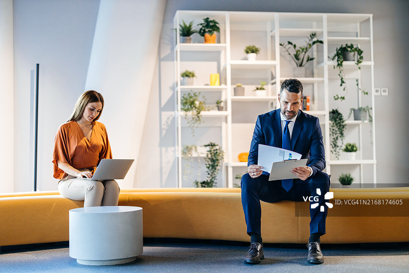 同事们在办公室环境中使用技术图片素材