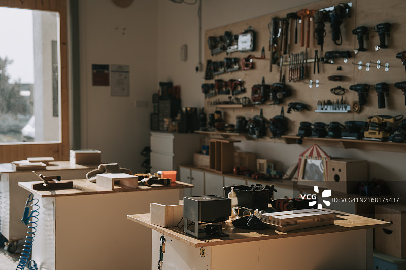 木工车间的工具和工作台图片素材