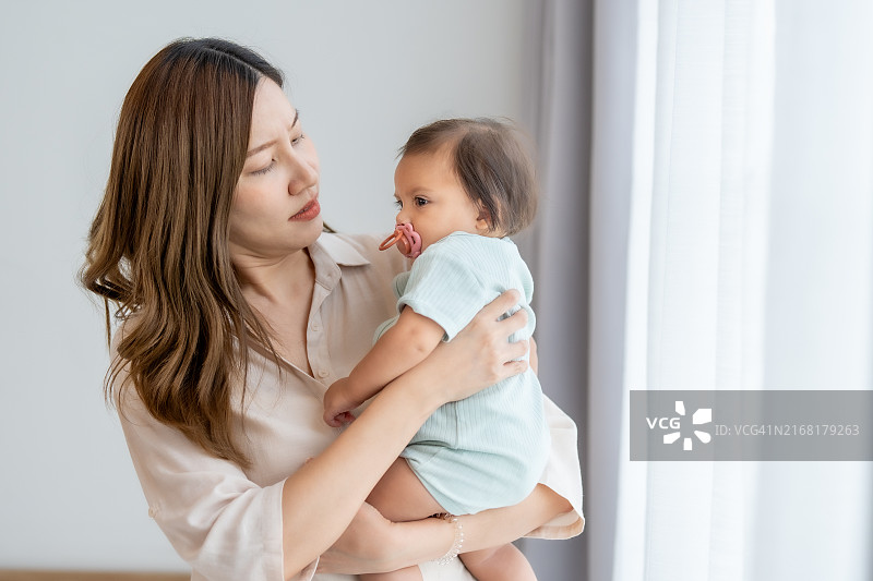 亚洲母亲和她的第一个女儿图片素材