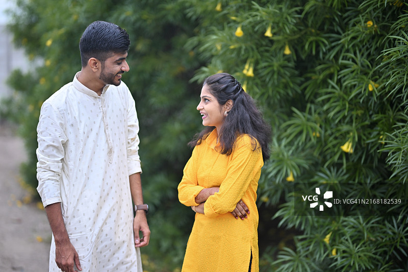 穿着传统服装的兄弟姐妹的温馨时刻图片素材