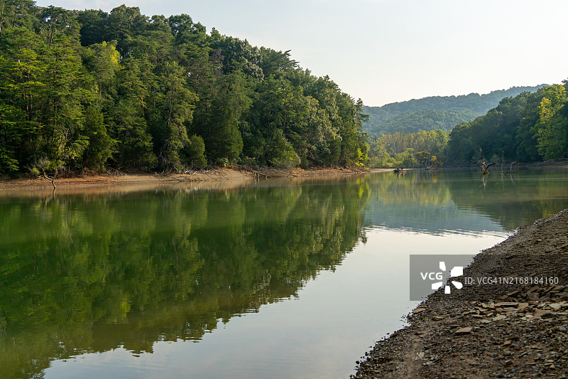 在如镜湖面上的渔船图片素材