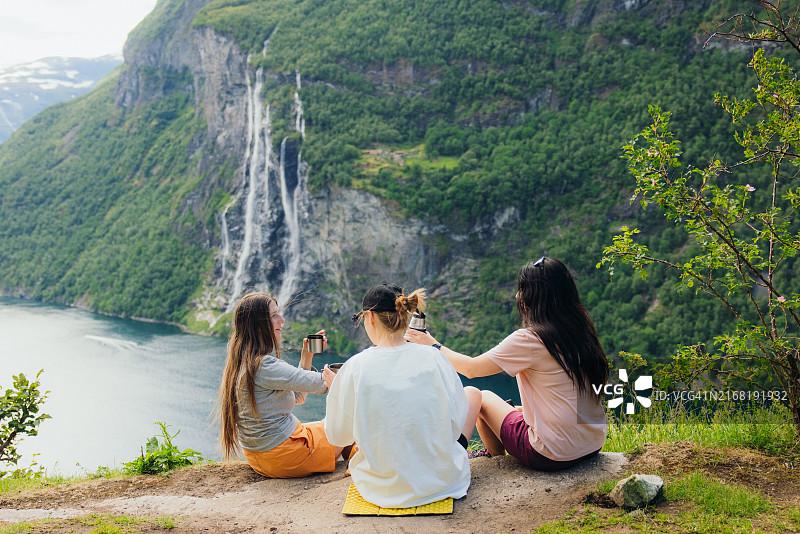 与挚友在山间享受咖啡时光图片素材