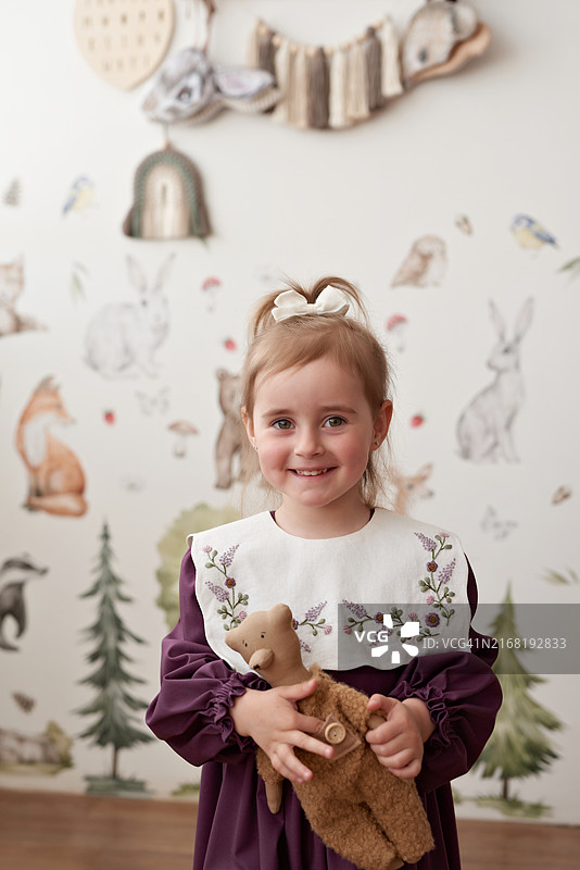 身穿刺绣连衣裙的女婴图片素材