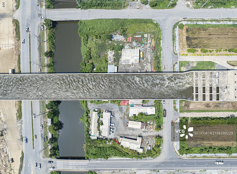 用于城市排水的大型水桥航拍俯视图图片素材