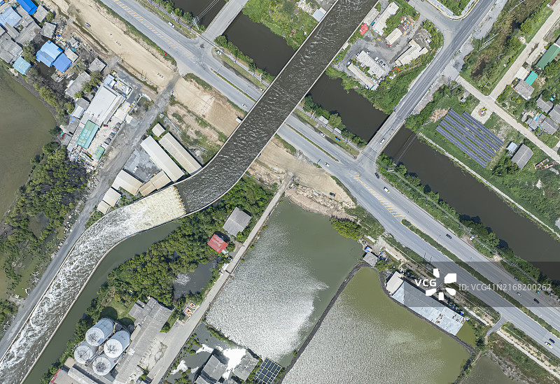 用于城市排水的大型水桥航拍俯视图图片素材