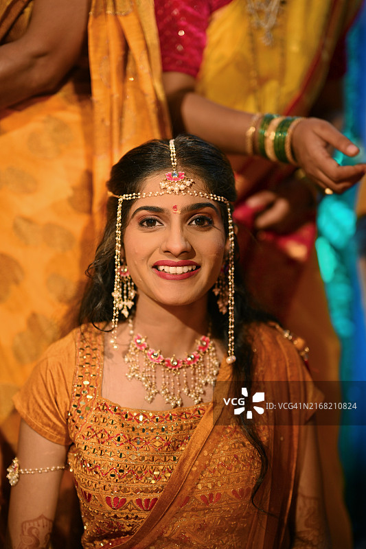 印度新娘Haldi仪式，前额带有Mundawali圣线图片素材