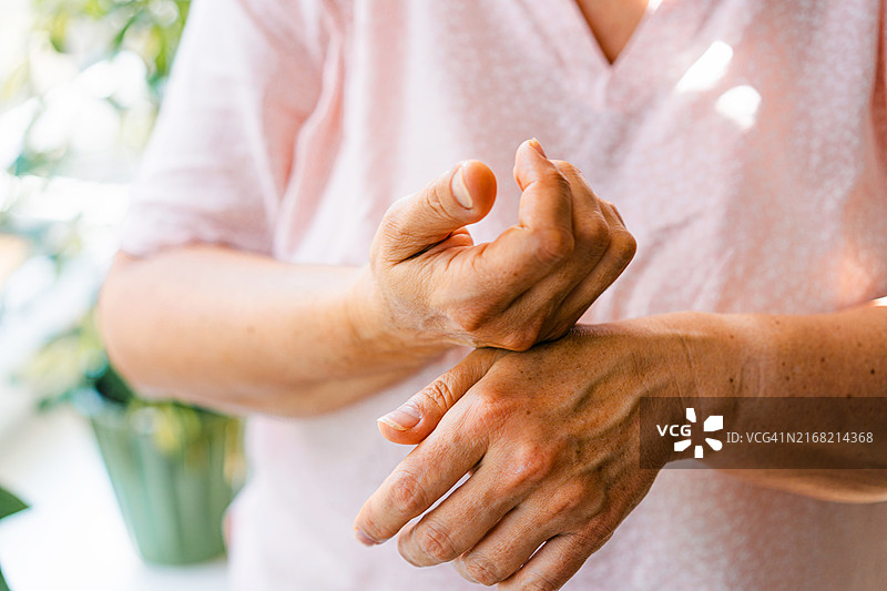 女人在手上挤润肤霜，身体护理概念图片素材
