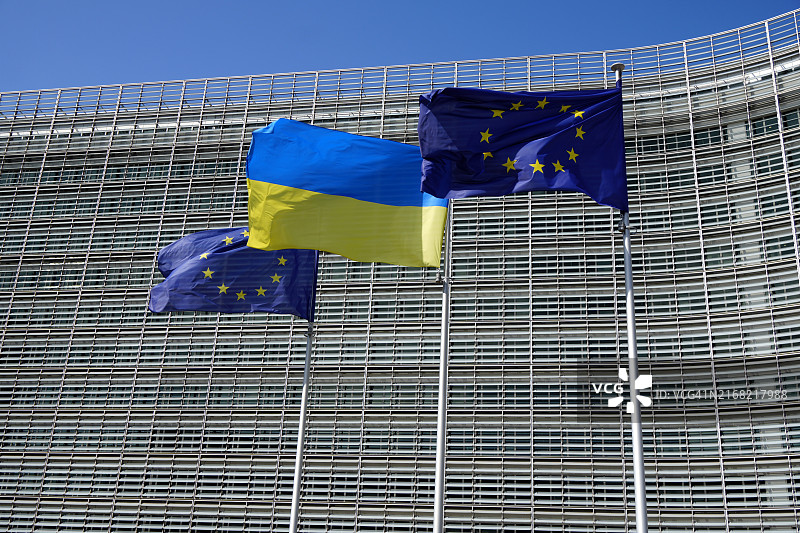 欧盟旗帜与乌克兰旗帜在欧盟委员会大楼前飘扬图片素材
