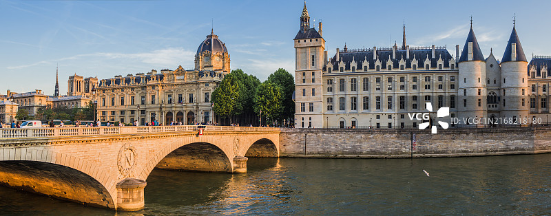 塞纳河、兑换桥,背景是巴黎商业法庭和巴黎古监狱图片素材