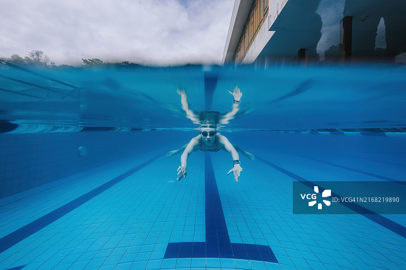 分屏显示在游泳池中游泳的中国女性：专业运动员优雅地完成一圈图片素材
