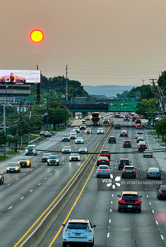 帕拉姆斯4号公路上的行驶汽车图片素材