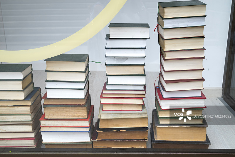橱窗里堆满旧书图片素材
