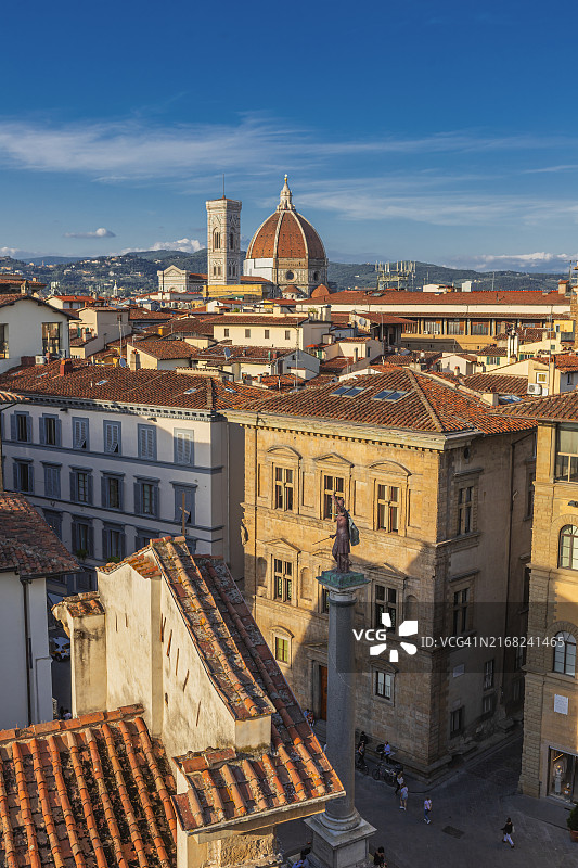 圣三一圣殿和正义柱，背景是圣母百花大教堂穹顶和乔托钟楼图片素材