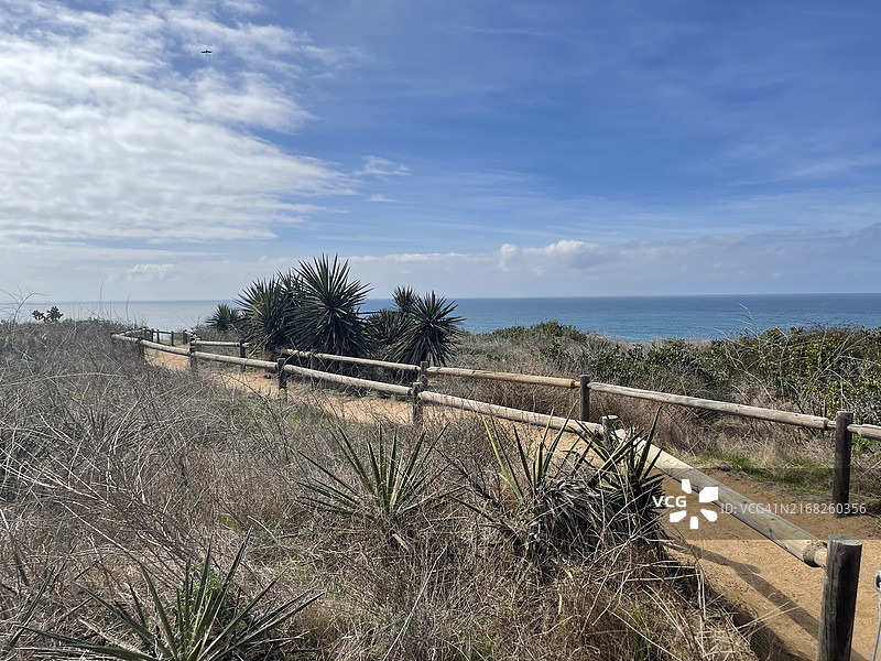 风景优美的徒步小径图片素材