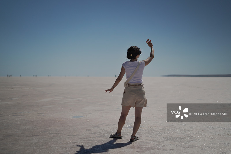 年轻亚洲女性游客在土耳其孔亚盐湖使用VR眼镜图片素材