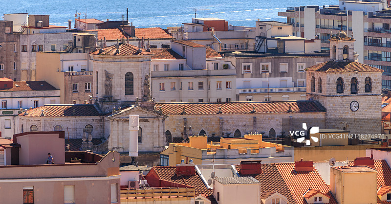 桑坦德大教堂屋顶的海岸景色图片素材