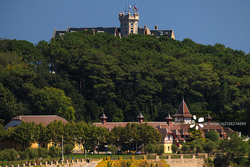 马格达莱纳半岛的历史魅力与翠绿美景图片素材