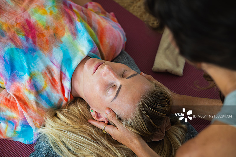 理疗师为病人进行颅骶疗法缓解压力图片素材