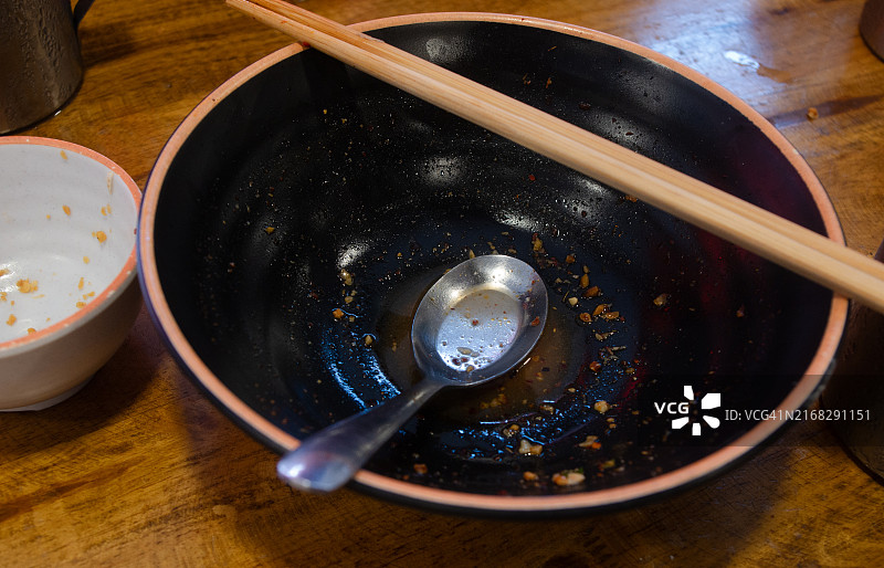 吃完美味泰国菜后的空碗图片素材