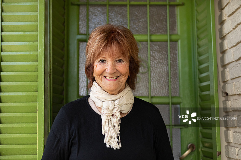 在房屋门廊上的82岁老妇人肖像图片素材