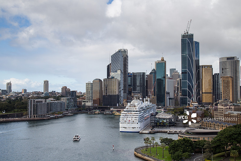 午后悉尼海港，邮轮停靠在海外客运码头附近，远处是城市天际线图片素材