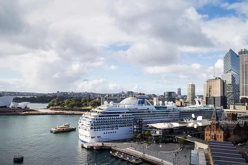 午后悉尼海港，邮轮停靠在海外客运码头附近，远处是城市天际线图片素材