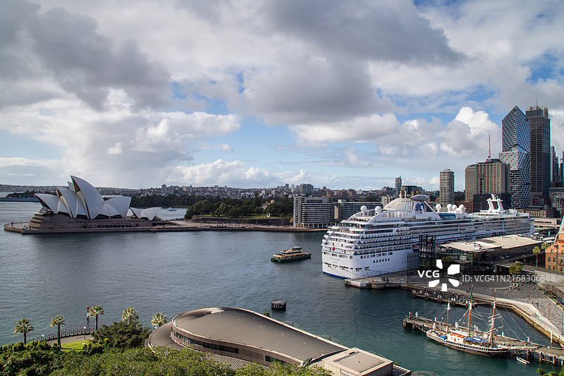 悉尼海港下午的景色,一艘游轮停靠在海外客运码头附近,背景是悉尼歌剧院,新南威尔士州,澳大利亚图片素材