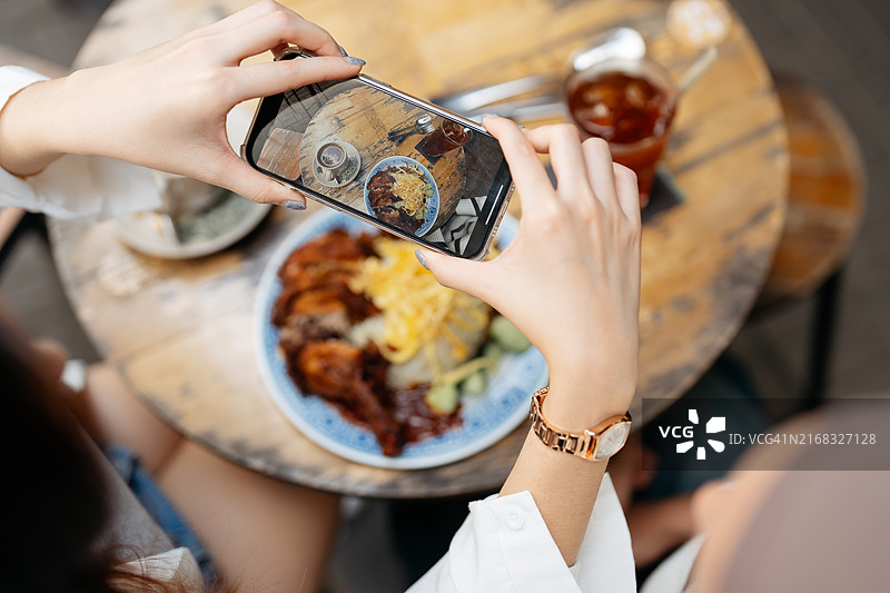 在咖啡馆用餐的年轻亚洲朋友图片素材