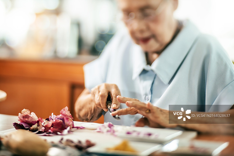年长的女人正在切洋葱图片素材