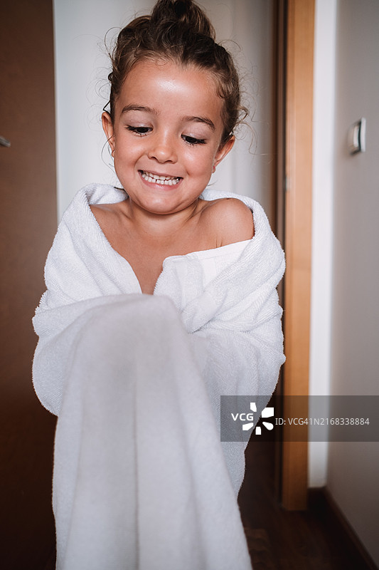 站在浴室里，裹着毛巾的美女图片素材