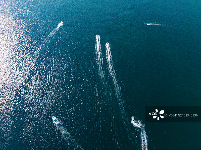 游艇在海上航行图片素材