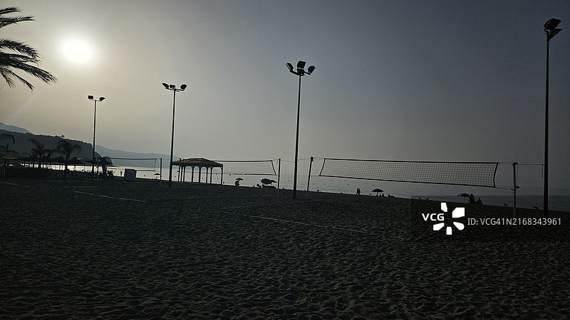 马拉加省内尔哈市布里亚纳海滩排球场图片素材