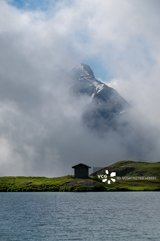 在背景中有冰川的山湖上移动的云彩 | 瑞士图片素材