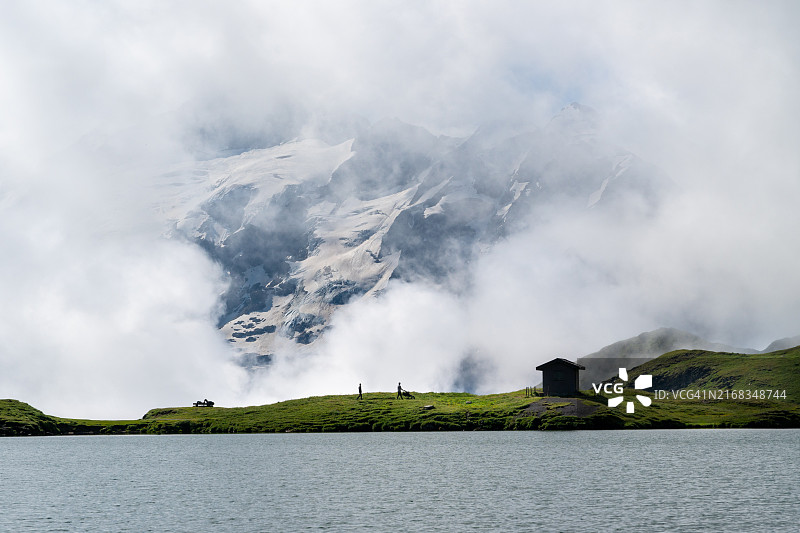 山湖冰川上的云彩和漫步的人群｜瑞士图片素材