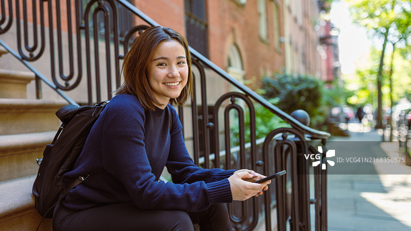 清晨坐在城市楼梯上的年轻女人图片素材