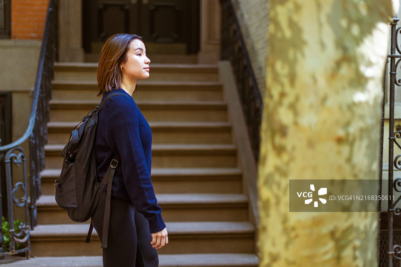 背着背包站在楼梯附近的学生图片素材