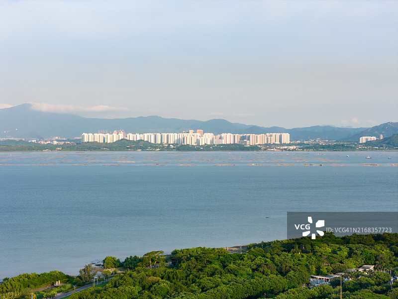 从深圳湾公园眺望中国香港元朗区建筑图片素材