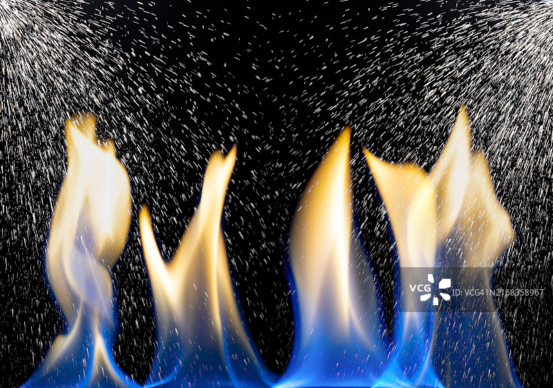 消防喷淋头，水滴落在火焰上图片素材