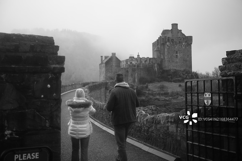 艾琳多南城堡的游客图片素材