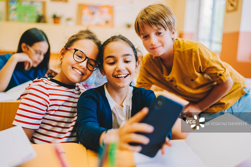 同学们在教室自拍图片素材