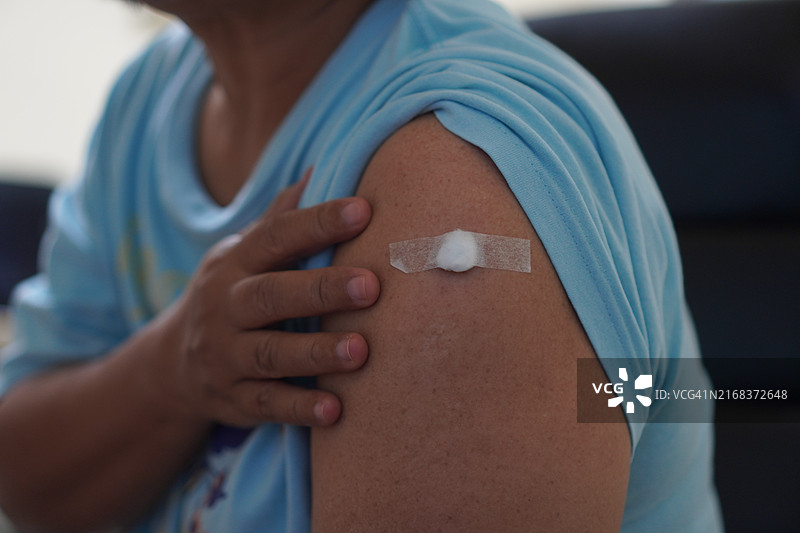 疫苗接种后肩部伤口上的膏药图片素材
